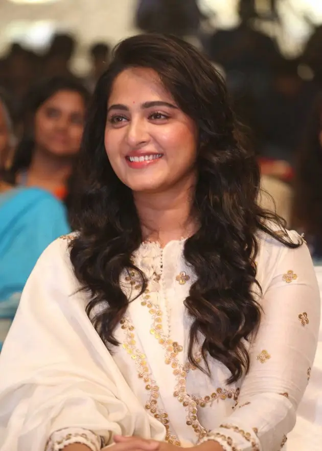 Anushka Shetty Wallpapers Long Hair Closeup Face Smiling